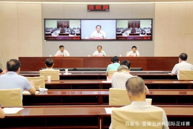 小巴里·布朗替换下场 向观众送出心形手势